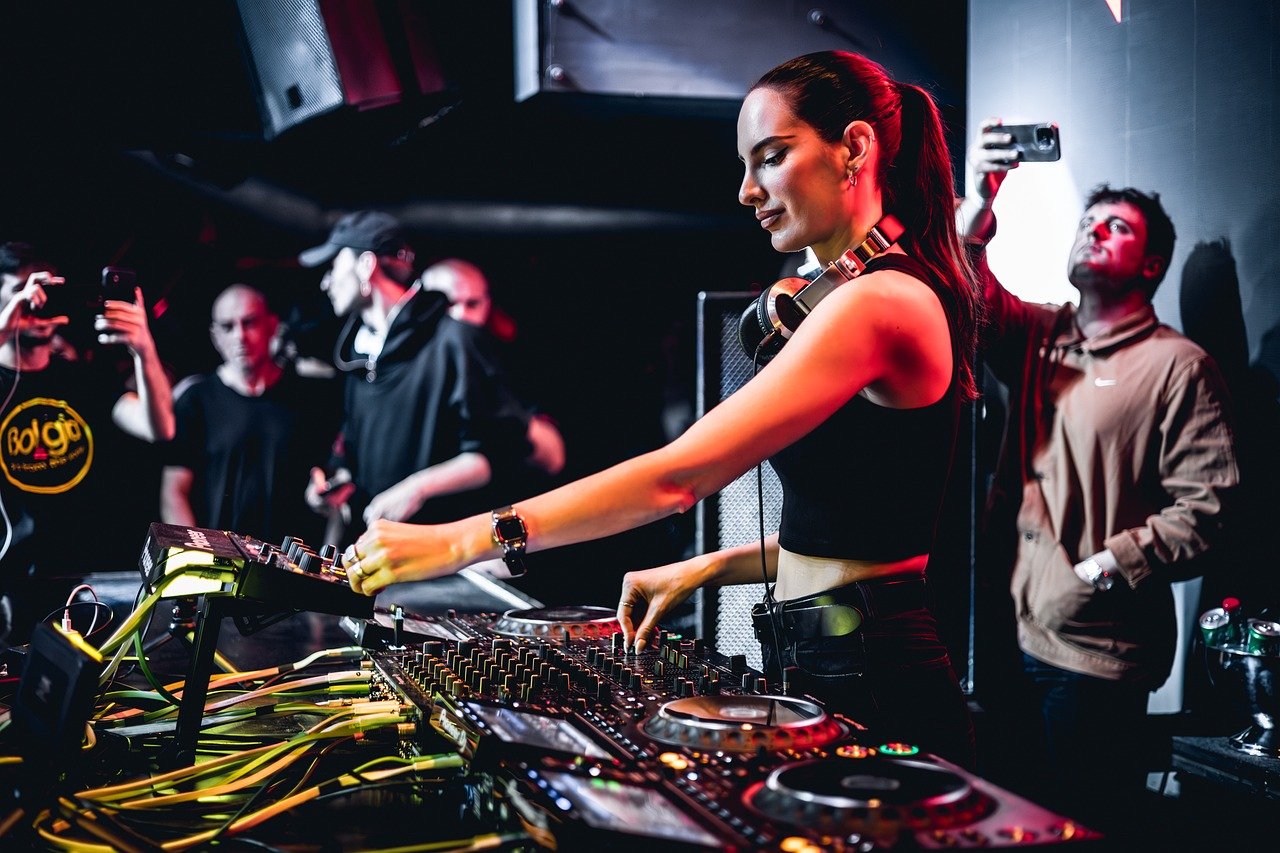 Dịch vụ thuê dj nước ngoài tại nhân sự quảng cáo - 1