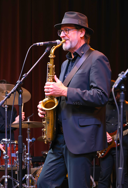 Tại sao nên thuê nhạc công saxophone cho sự kiện - 1